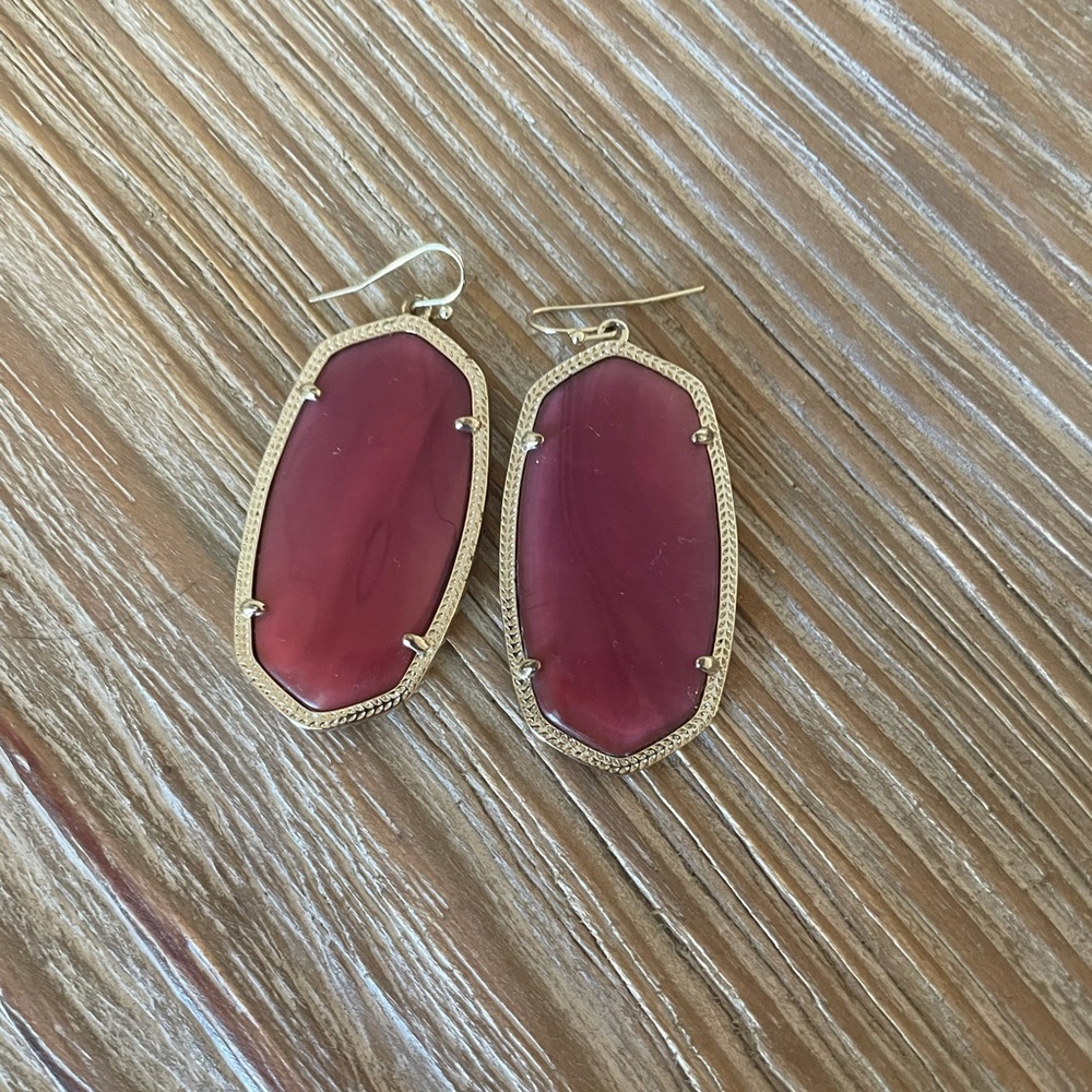 Kendra Scott elle gold drop earrings in burgundy